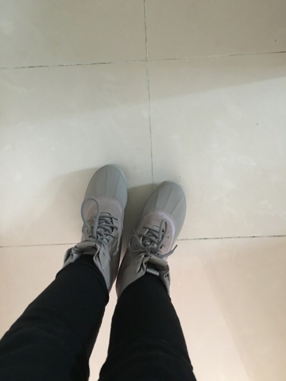 「yeezy、yeezyboost、yeezyboost950、adidas、adidas originals」｜「adidas Originalsのアイテム（ブーツ、ベージュ系）」を使った、Lucas Choiさん（メンズ・170cm）の冬コーディネートの1枚目の写真