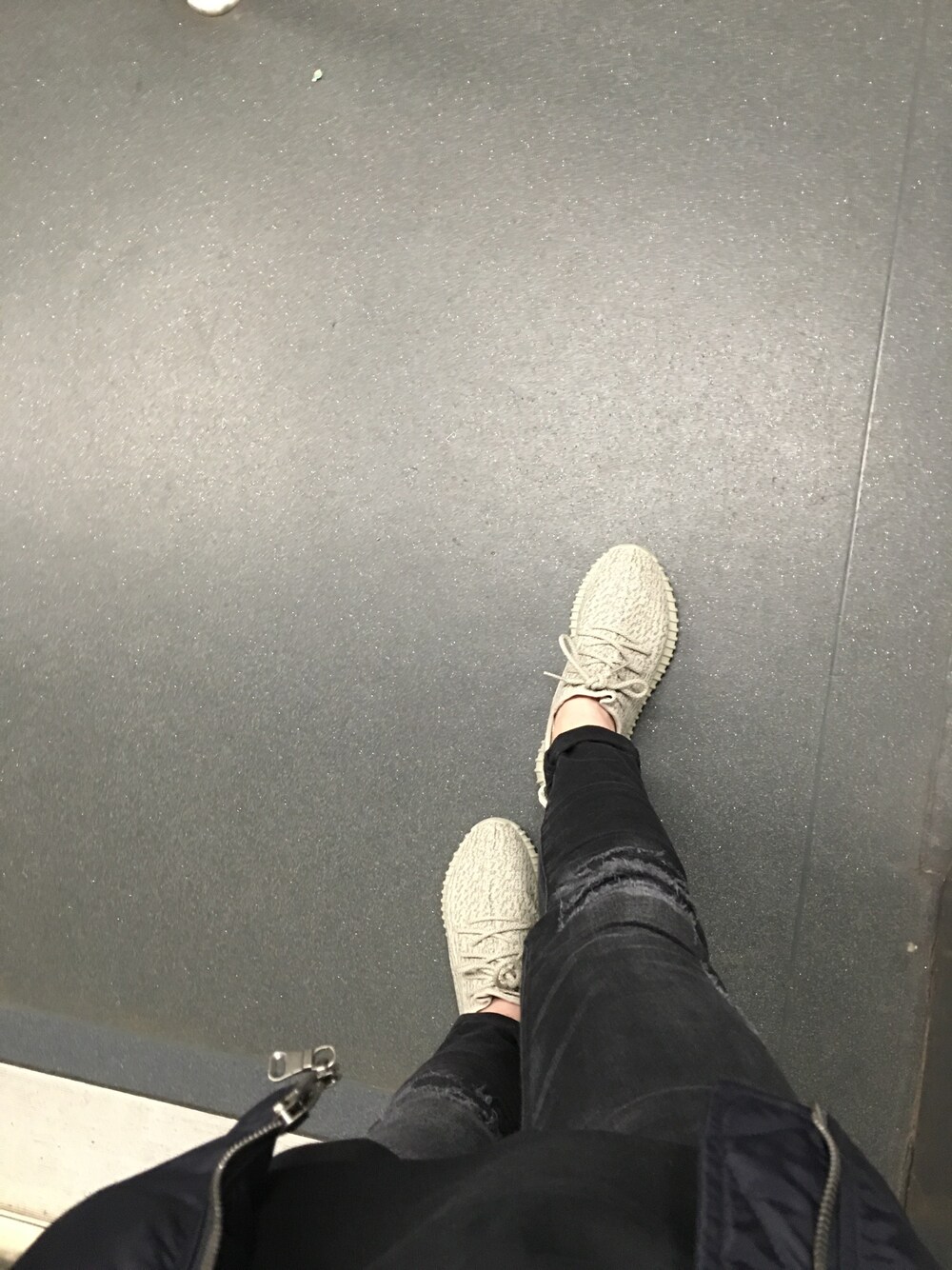 「yeezy、yeezyboost、YeezyBoost350、adidas、adidas originals、adidasoriginals、boots、boost、KanyeWest」｜「adidas Originalsのアイテム（スニーカー、シルバー系）」を使った、Lucas Choiさん（メンズ・170cm）の冬コーディネートの1枚目の写真