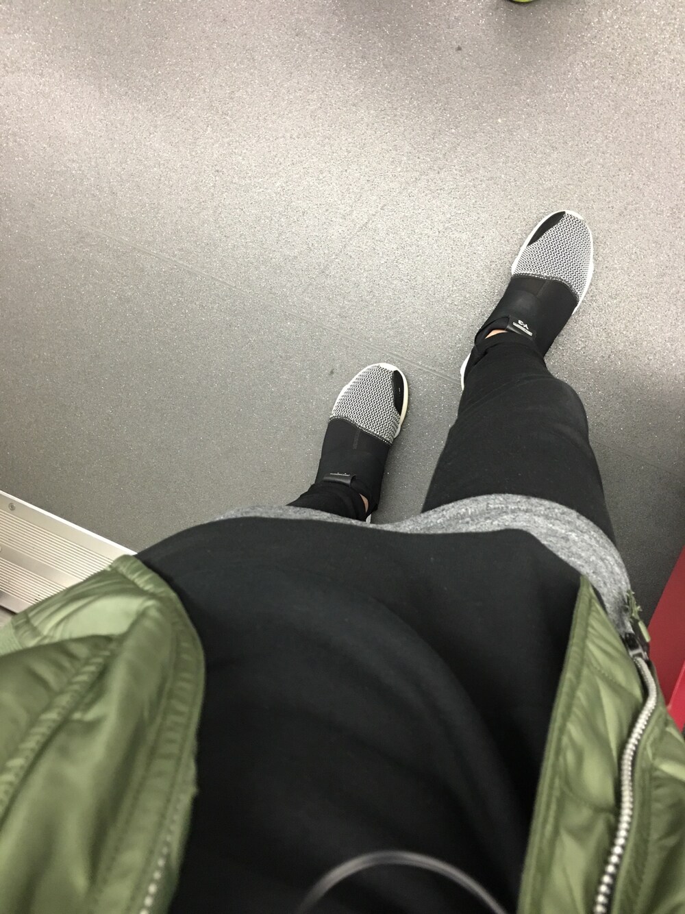 「yohjiyamamoto、Y-3、ＨＭ、H&M、adidas」｜「Y-3のアイテム（スニーカー、ブラック系）」を使った、Lucas Choiさん（メンズ・170cm）の冬コーディネートの1枚目の写真