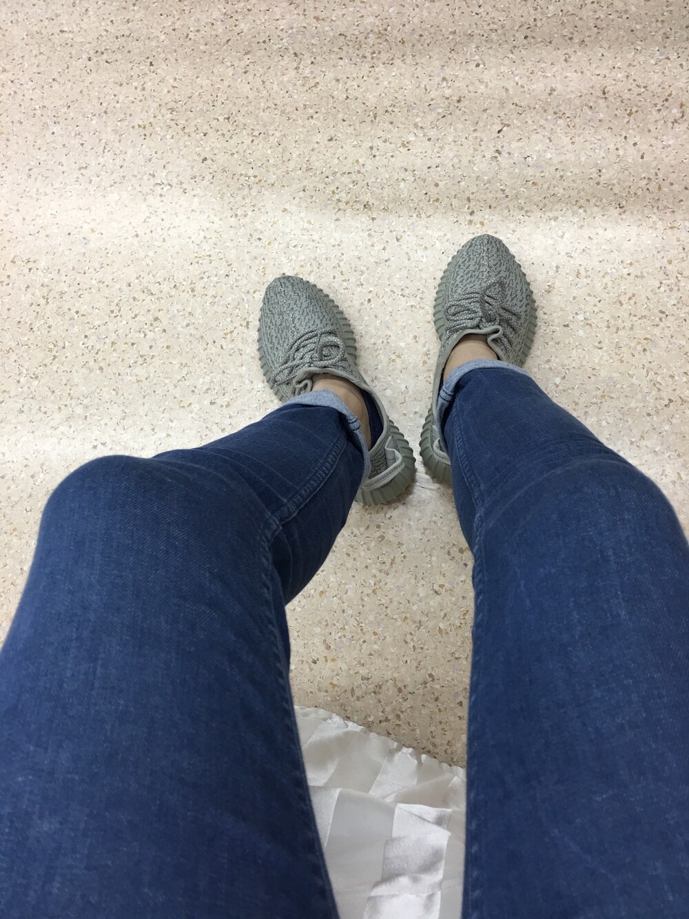 「H&M、ＨＭ、yeezy、yeezyboost、YeezyBoost350、ootd、street、streetfashion、streetstyle」｜「adidas Originalsのアイテム（スニーカー、その他）」を使った、Lucas Choiさん（メンズ・170cm）の冬コーディネートの1枚目の写真
