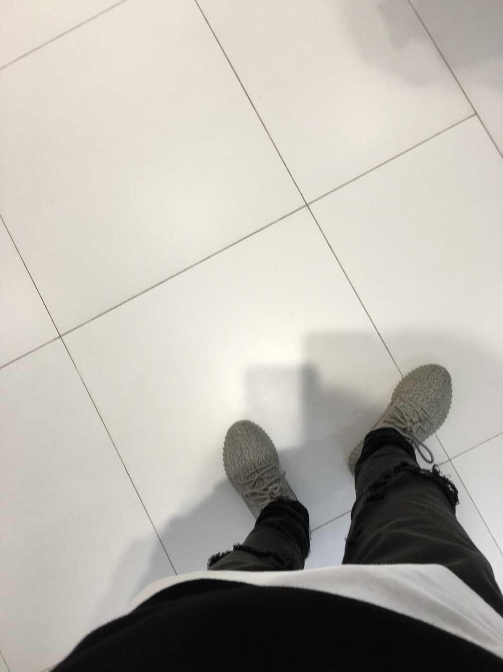 「yeezy、yeezyboost、YeezyBoost350、outfit、H&M、ＨＭ、snap、ootd」｜「adidas Originalsのアイテム（スニーカー、その他）」を使った、Lucas Choiさん（メンズ・170cm）の春コーディネートの1枚目の写真