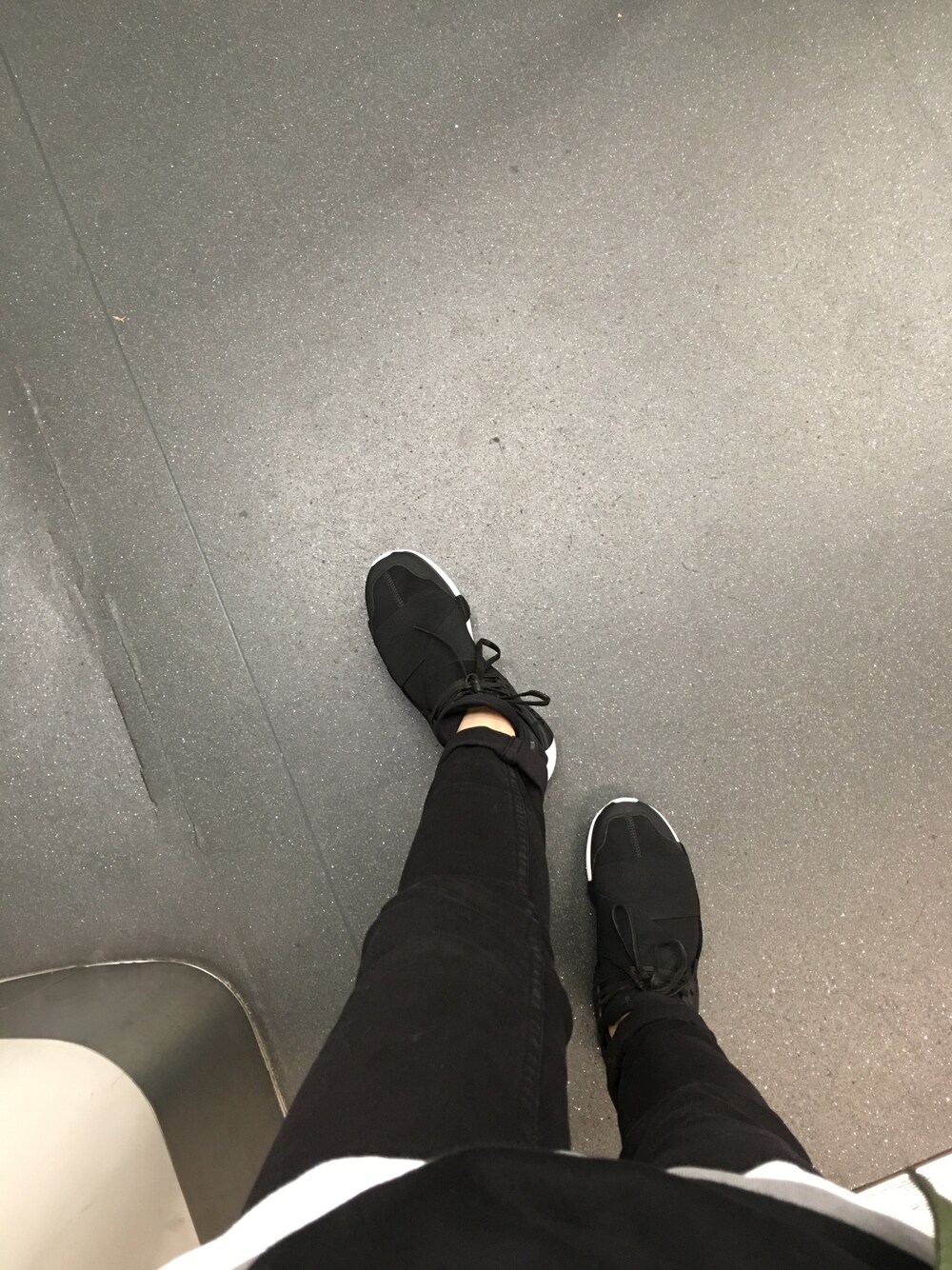 「yohjiyamamoto、Y-3、ＨＭ、H&M、ootd」｜「Yohji Yamamotoのアイテム（スニーカー、ブラック系）」を使った、Lucas Choiさん（メンズ・170cm）の春コーディネートの1枚目の写真