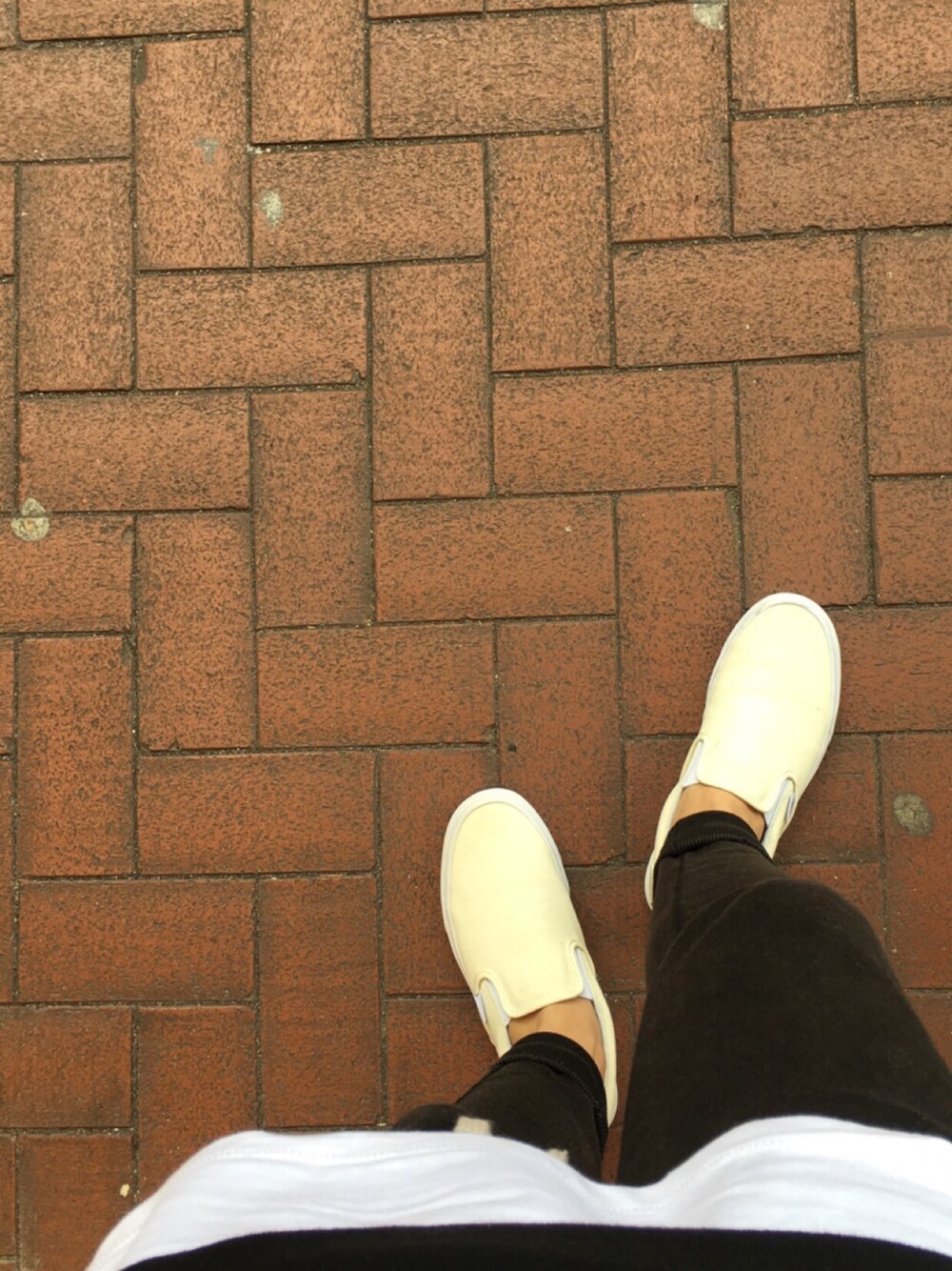 「VANS、H&M、street、ootd」｜「VANSのアイテム（シューズ、ホワイト系）」を使った、Lucas Choiさん（メンズ・170cm）の春コーディネートの1枚目の写真
