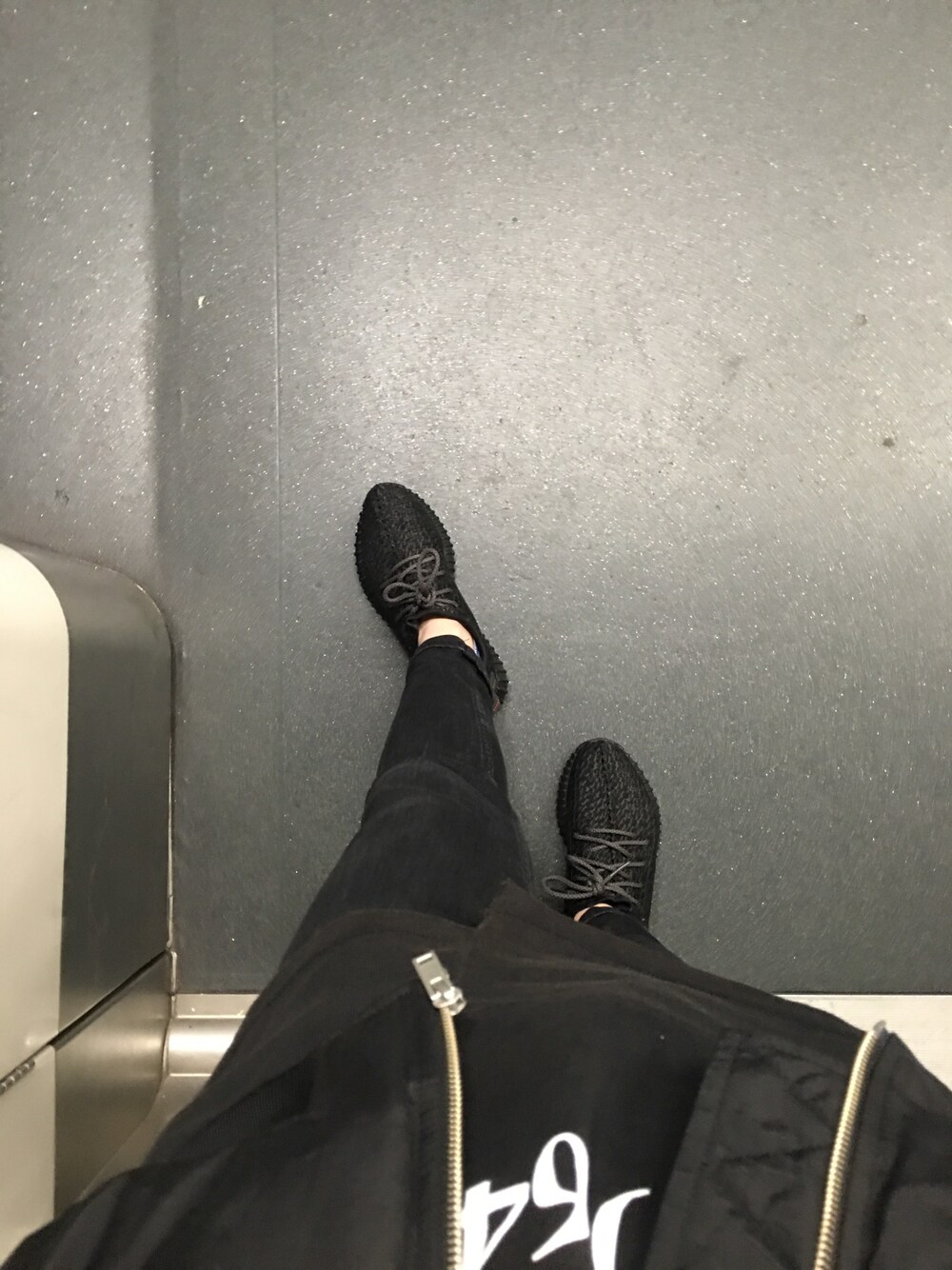「ootd、yeezy、off white、street」｜「adidas Originalsのアイテム（スニーカー、ブラック系）」を使った、Lucas Choiさん（メンズ・170cm）の春コーディネートの1枚目の写真