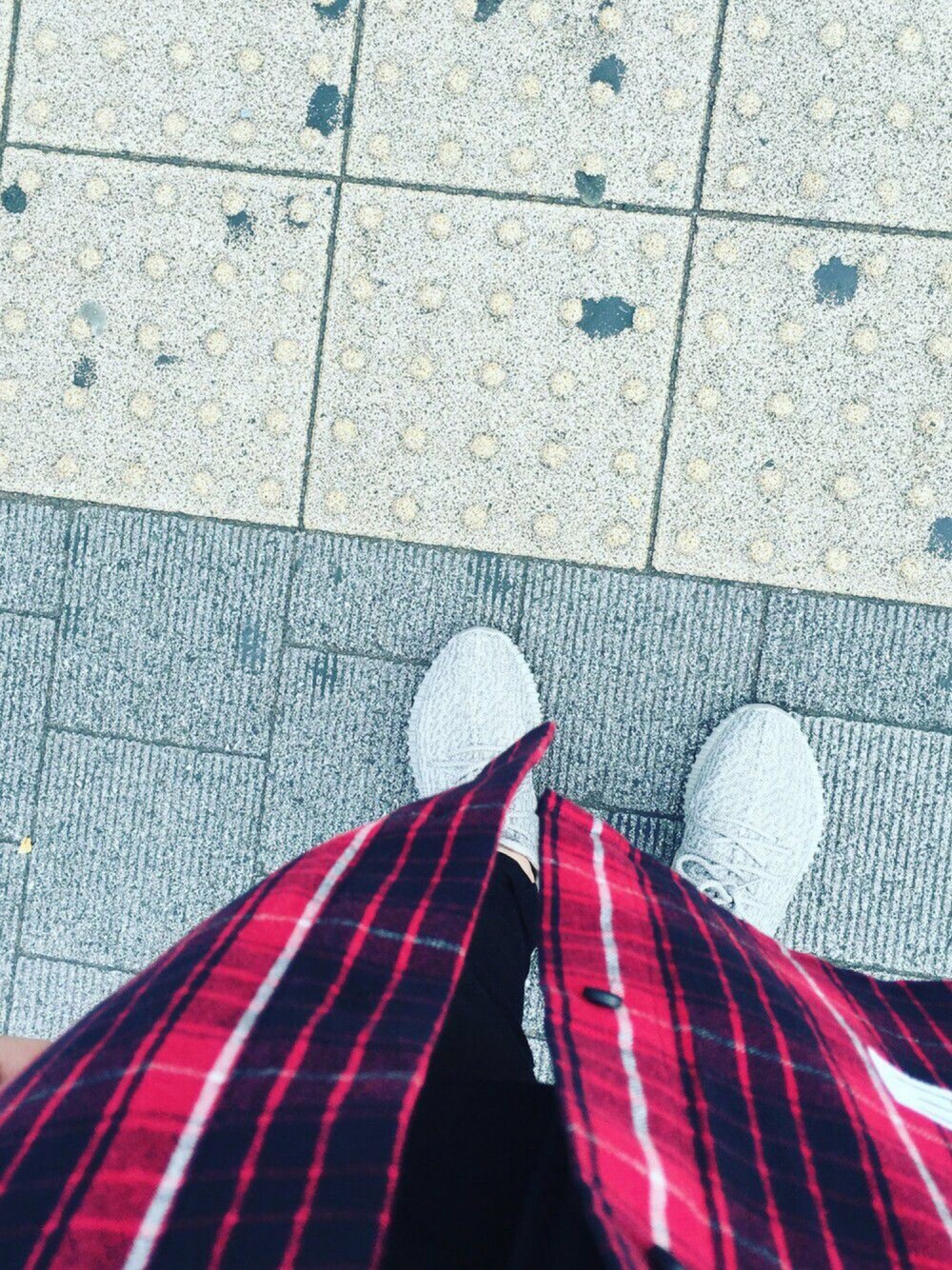 「yeezy、yeezyboost、YeezyBoost350、adidas、adidas originals、off white、ootd、street」｜「off whiteのアイテム（ジャケット/アウター、レッド系）」を使った、Lucas Choiさん（メンズ・170cm）の冬コーディネートの1枚目の写真