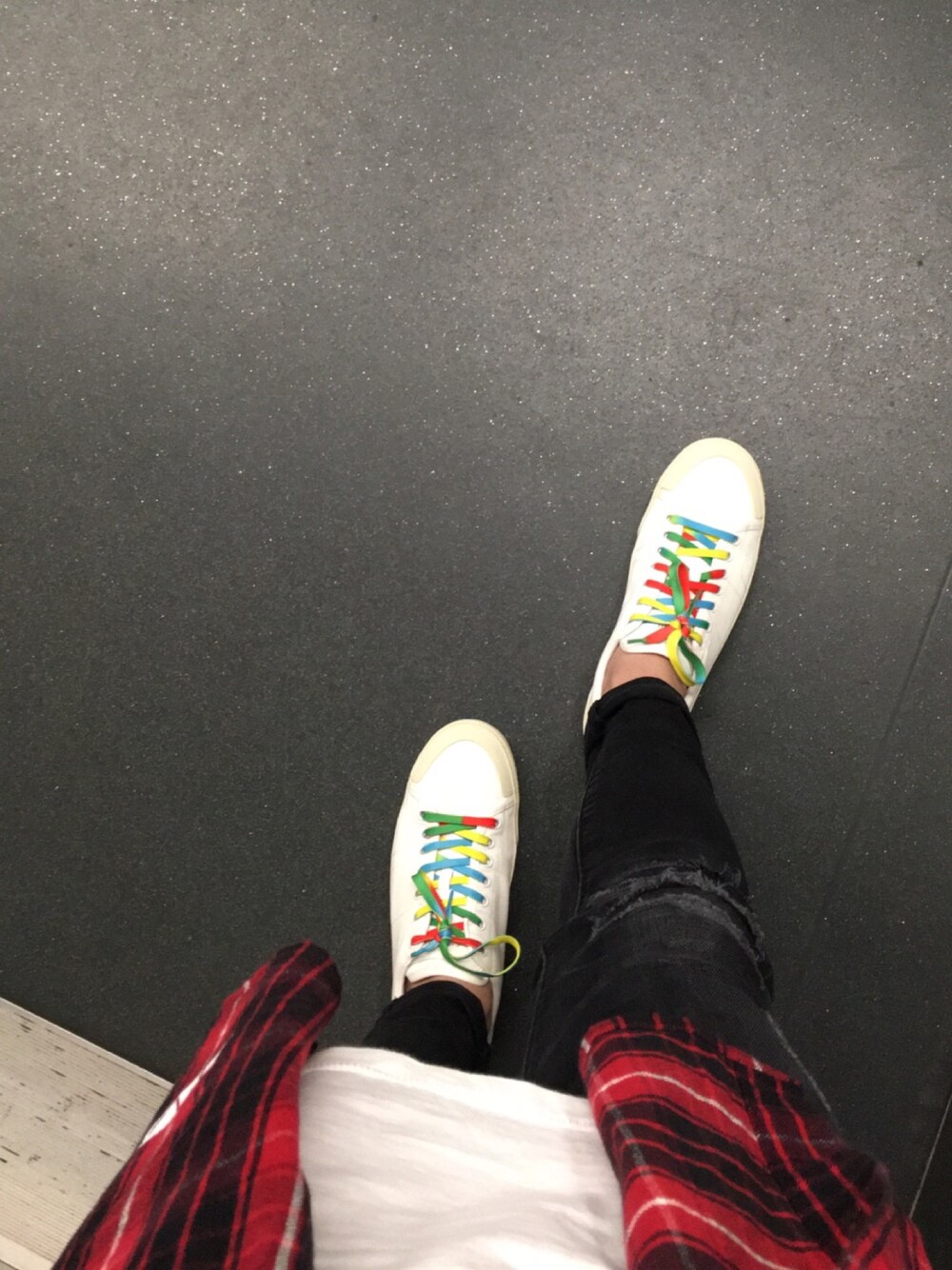 「Saint Laurent、saint laurent paris、YSL、ＨＭ、off white、OFF-WHITE、ootd、street」｜「SAINT LAURENT PARISのアイテム（スニーカー、ホワイト系）」を使った、Lucas Choiさん（メンズ・170cm）の春コーディネートの1枚目の写真