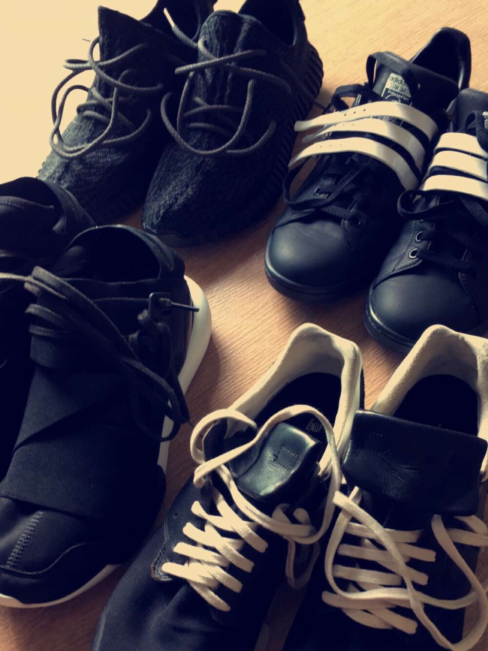 「yeezy、RAF SIMONS、yohjiyamamoto、Y-3、RICK OWENS、RickOwens×adidas、rafsimons×adidas、sneakers、adidas」｜「adidas Originalsのアイテム（スニーカー、ブラック系）」を使った、Lucas Choiさん（メンズ・170cm）の春コーディネートの1枚目の写真