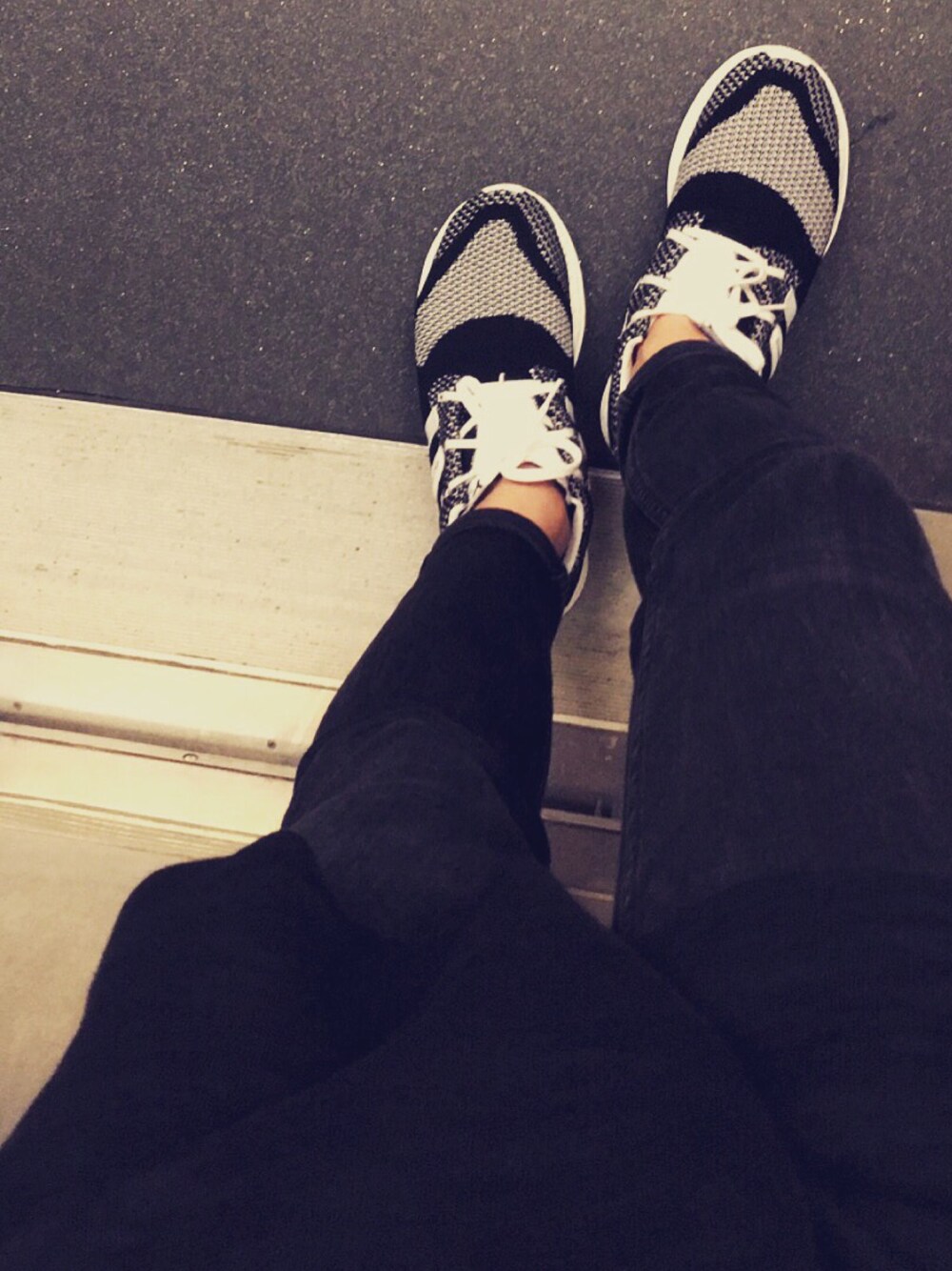 「yohjiyamamoto、Y-3、ootd、off white、OFF-WHITE、sneakers、black、adidas」｜「off whiteのOFF WHITE ビックトラックTシャツ（Tシャツ/カットソー、ブラック系）」を使った、Lucas Choiさん（メンズ・170cm）の夏コーディネートの1枚目の写真