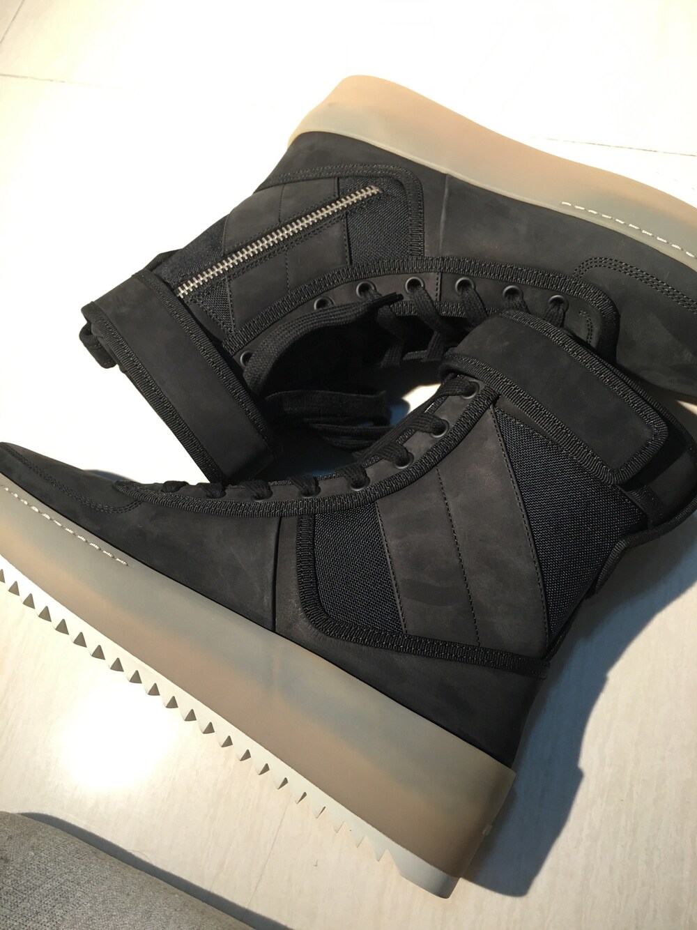 「fear of god、ootd、military、sneakers、fog」｜「Fear of God Los Angelesのアイテム（スニーカー、ブラック系）」を使った、Lucas Choiさん（メンズ・170cm）の秋コーディネートの1枚目の写真
