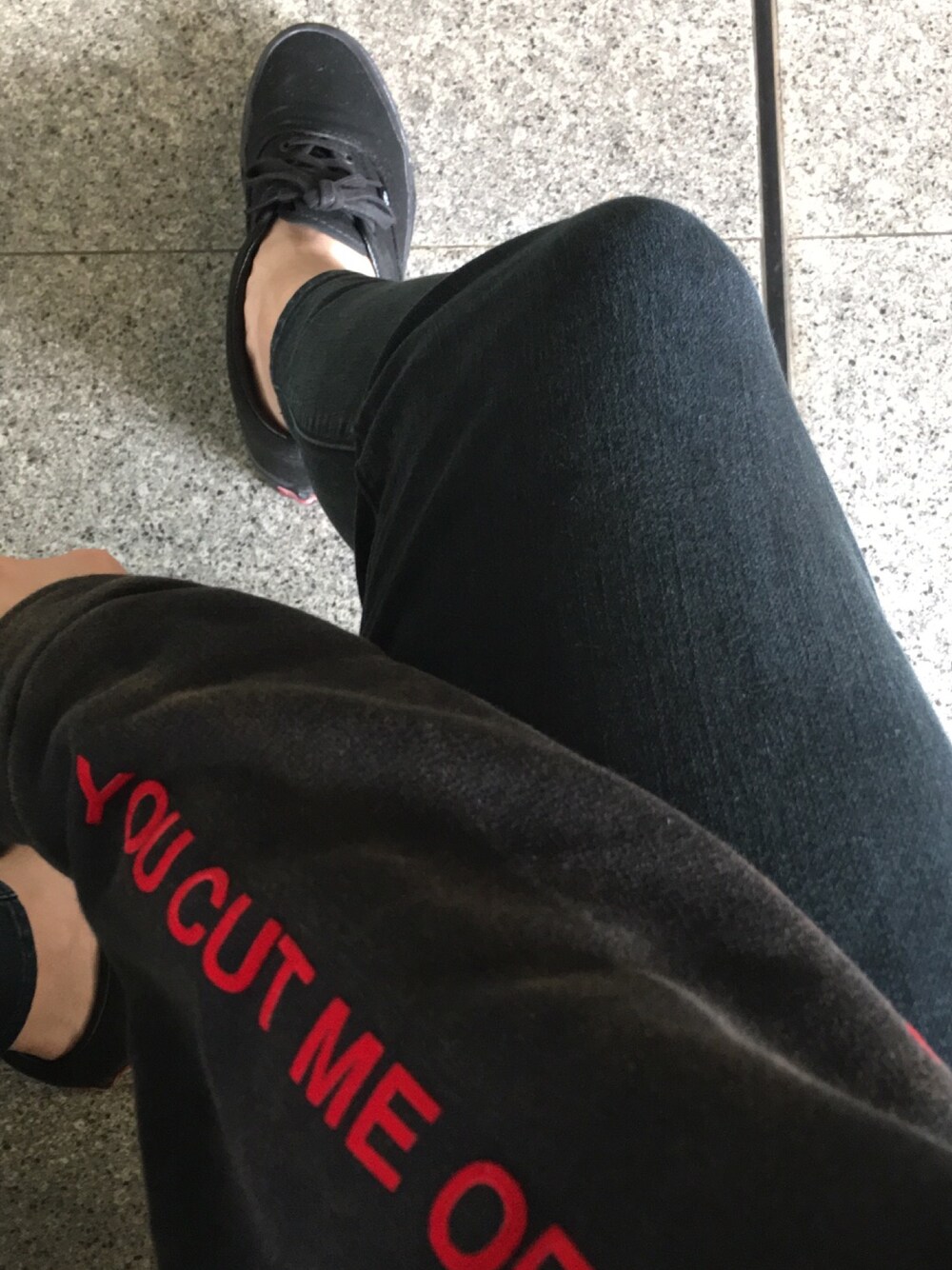 「off white、OFF-WHITE、VANS、ootd、black」｜「off whiteのアイテム（パーカー、ブラック系）」を使った、Lucas Choiさん（メンズ・170cm）の秋コーディネートの1枚目の写真