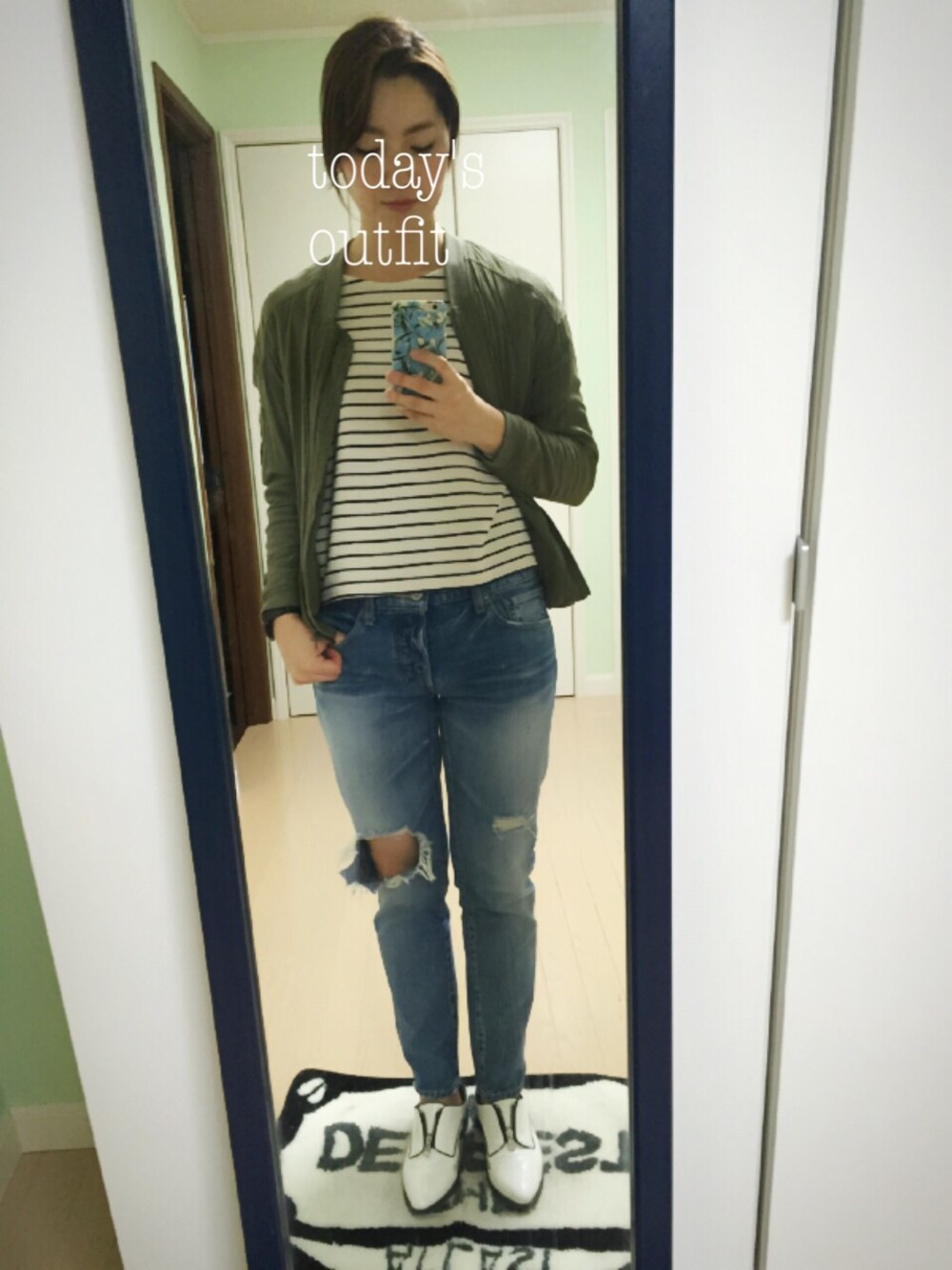 ホワイト系のドレスシューズ、ブルー系のデニムパンツを着用したレディースの春コーディネートの1枚目の写真