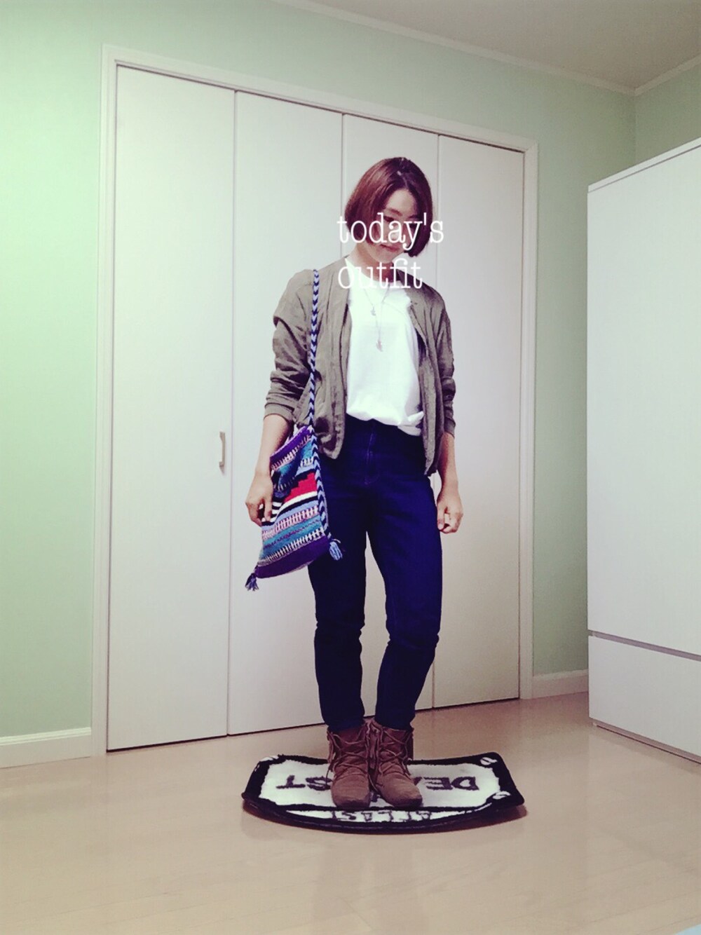 「ママコーデ、フリンジ、ミネトンカ、カーキアウター、パックTシャツ、Tシャツ×デニム」｜「MinnetonkaのMINNETONKA DOUBLE FRINGE FRONT LACE BOOT [ミネトンカ ダブル フリンジ フロント レース ブーツ]（ブーツ、ベージュ系）」を使った、minamiさん（レディース・163cm）の夏コーディネートの1枚目の写真