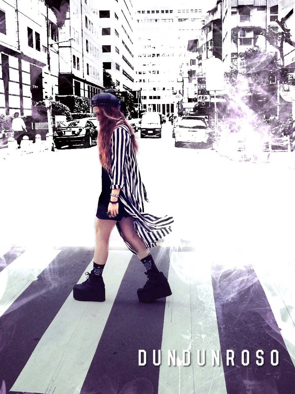 「CAP、ANAP、yru、stripe shirt、black and white、platform shoes、streetfashion、streetsnap、glamrock」｜「ANAPのStripes shirts（シャツ/ブラウス、ブラック系）」を使った、LORA ATHENAさん（レディース・165cm）の夏コーディネートの1枚目の写真