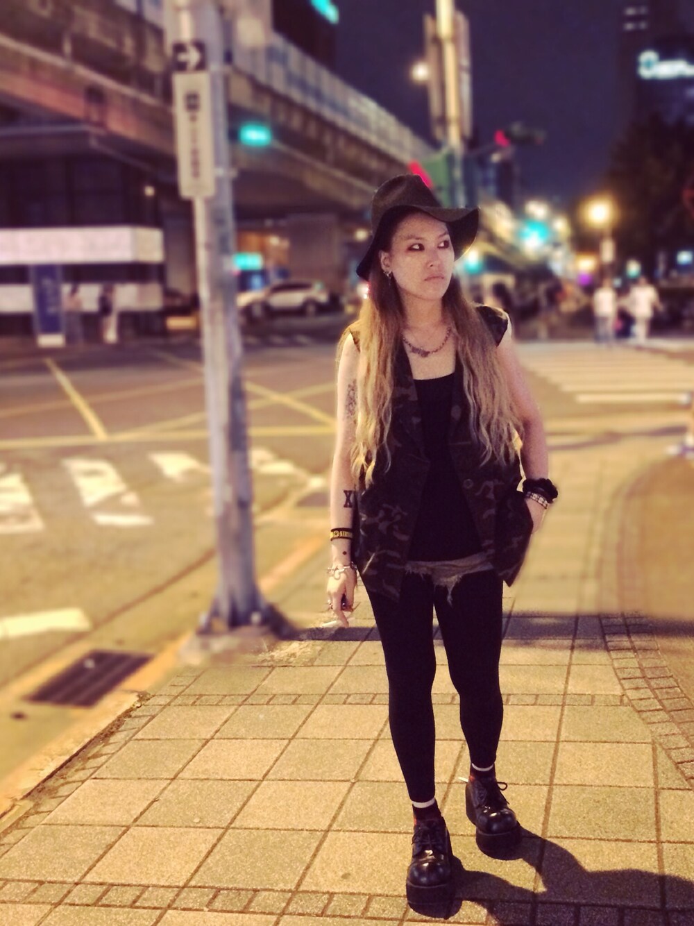 「black、ZARA、street、hat、fedora、tank top、platform shoes、streetfashion、ripped jeans、witchlike」｜「DEMONIAのDemonia chunky platform （その他シューズ、ブラック系）」を使った、LORA ATHENAさん（レディース・165cm）の夏コーディネートの1枚目の写真