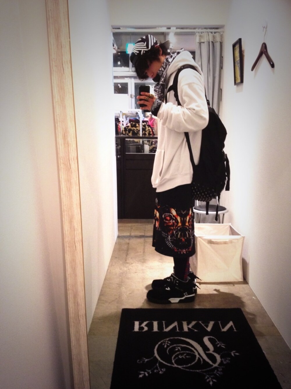 「PARADOX、MEMENTISM、DISSBORN、adidas originals、JOY RICH 、ewing」｜「MEMENTISMのアイテム（バックパック/リュック、ブラック系）」を使った、あきたろさん（メンズ・172cm）の春コーディネートの1枚目の写真