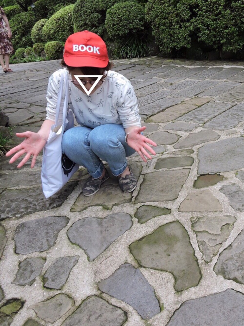 「グラバー園、ビームスボーイ、キャップ、長崎、ボーイッシュ、ダテメガネ、スリッポン」｜「I am I のカツラギベースボールキャップ（キャップ、レッド系）」を使った、machiさん（レディース・155cm）の夏コーディネートの1枚目の写真