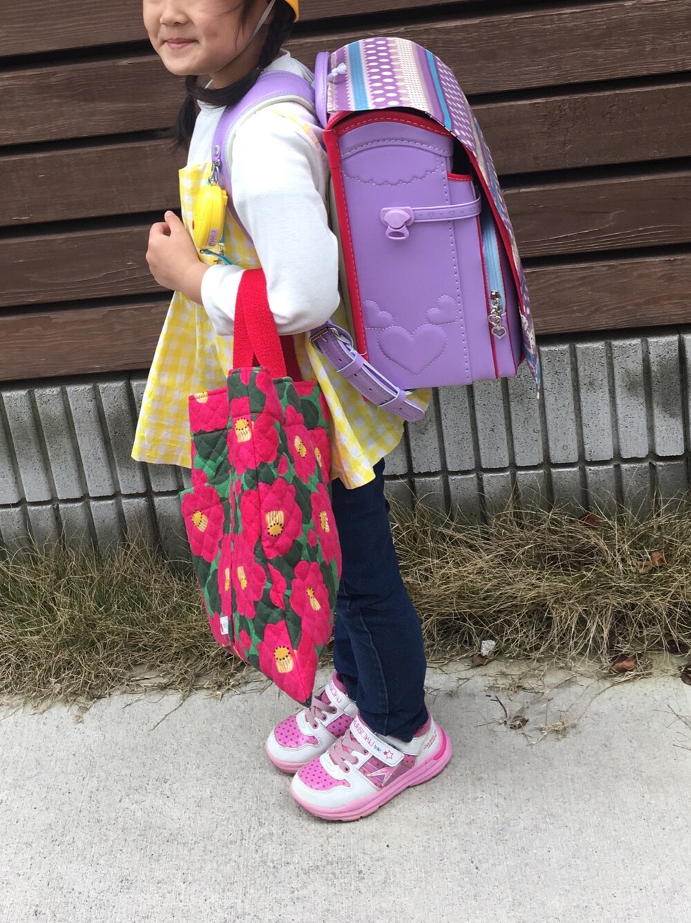 「小学校コーデ」｜「petit mainのアイテム（チュニック、イエロー系）」を使った、沙樹りんこさん（レディース・155cm）の春コーディネートの1枚目の写真