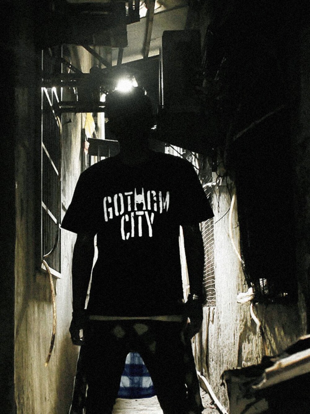 ブラック系のTシャツ/カットソーを着用したメンズの冬コーディネートの1枚目の写真