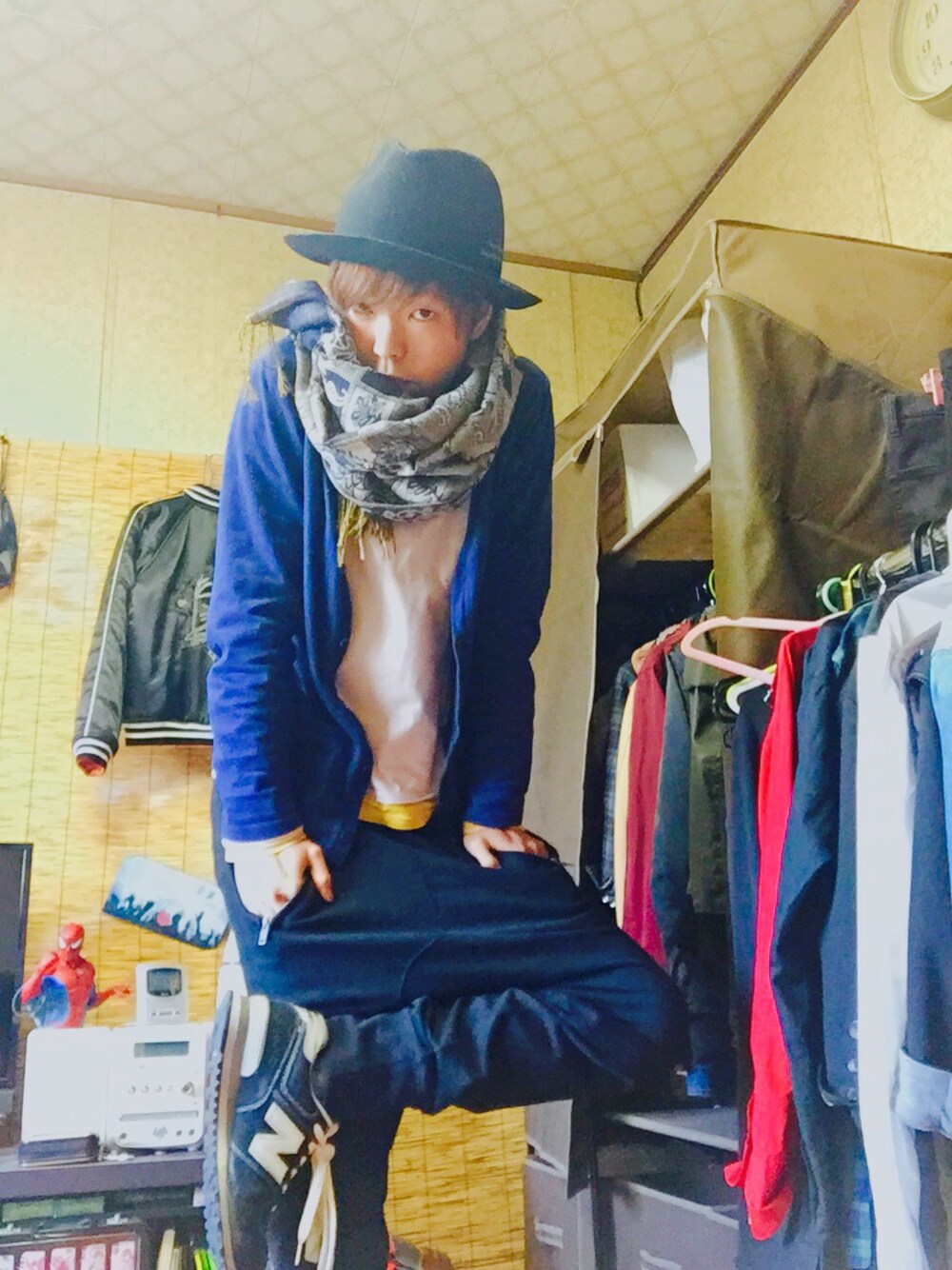 「黒ハット、ストール、リブパンツ、ニューバランス、大判ストール」｜「GLOBAL WORKの【トレンドのツバ広】ニードルワークハット/551949（ハット、ブラック系）」を使った、SNTRSさん（メンズ・168cm）の秋コーディネートの1枚目の写真