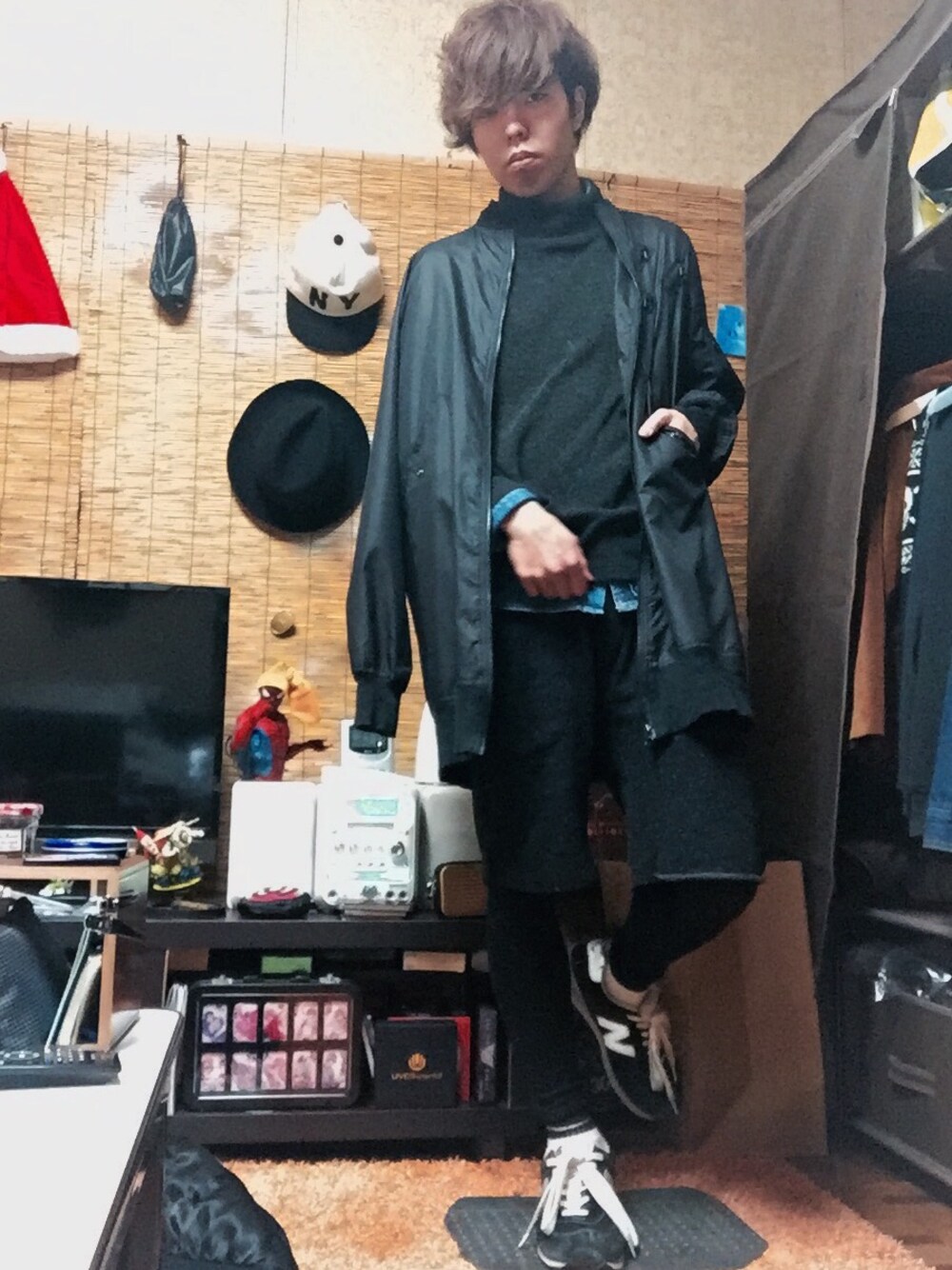 ブラック系のナイロンジャケット、ブラック系のニット/セーター、ブルー系のシャツ/ブラウスを着用したメンズの春コーディネートの1枚目の写真