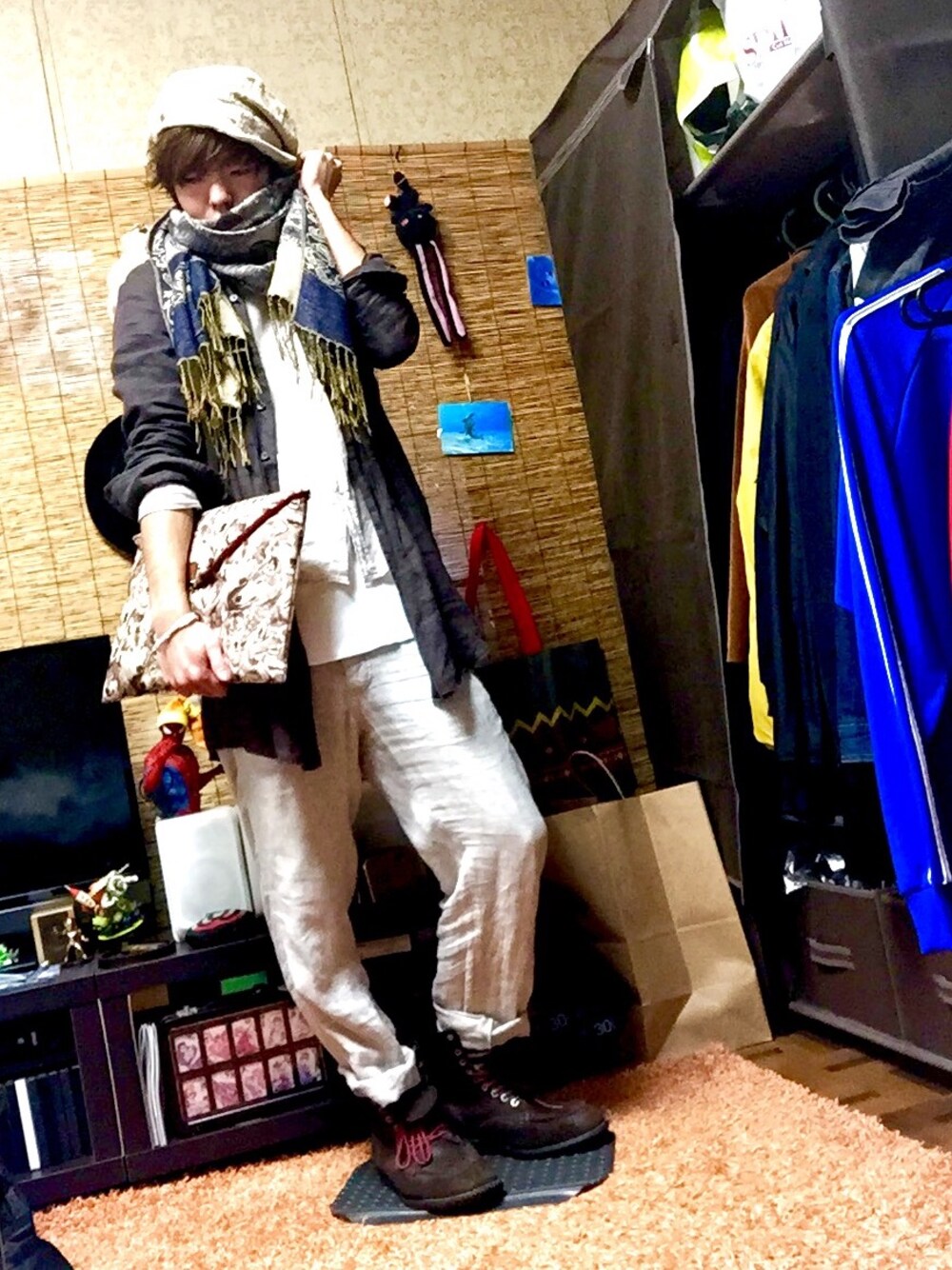 ベージュ系のシャツ/ブラウス、ホワイト系のTシャツ/カットソー、その他のクラッチバッグを着用したメンズの春コーディネートの1枚目の写真