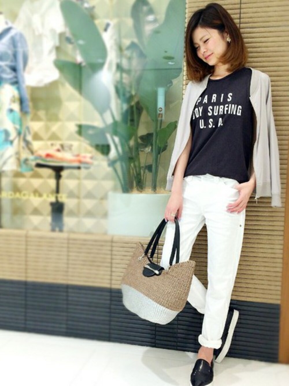 グレー系のブルゾン、ブラック系のTシャツ/カットソー、ブラック系のスニーカーを着用したレディースの春コーディネートの1枚目の写真