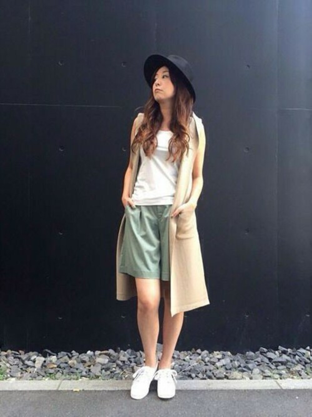 ホワイト系のキャミソール、グレー系のハットを着用したレディースの夏コーディネートの1枚目の写真