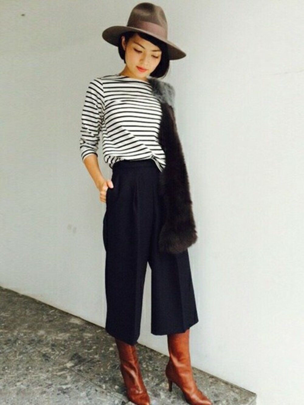 ホワイト系のTシャツ/カットソー、ブルー系のその他パンツ、レッド系のブーツを着用したレディースの秋コーディネートの1枚目の写真