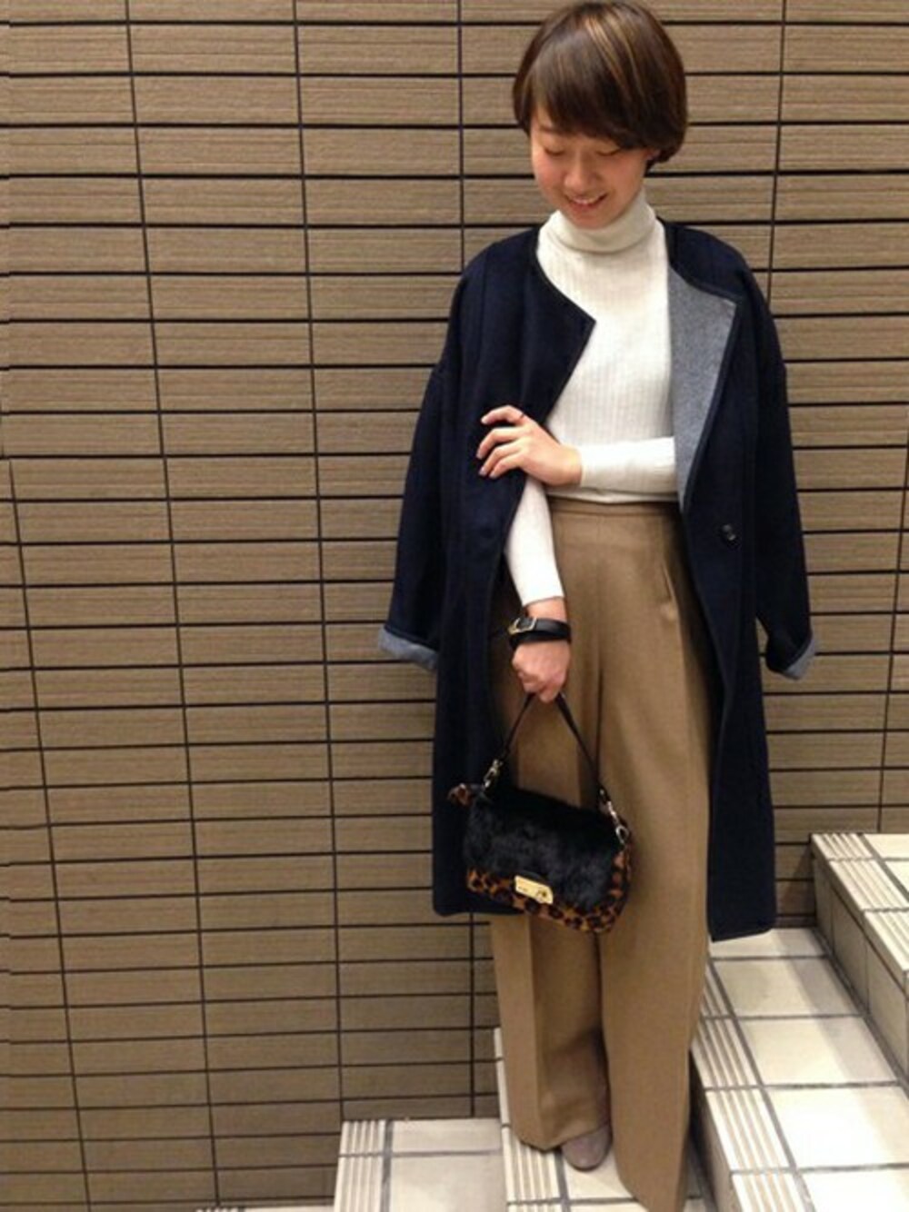 ブルー系のその他アウター、ホワイト系のニット/セーター、ベージュ系のその他パンツを着用したレディースの秋コーディネートの1枚目の写真