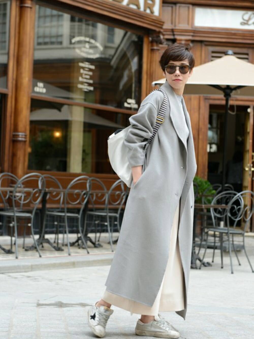 グレー系のその他アウターを着用したレディースの秋コーディネートの1枚目の写真