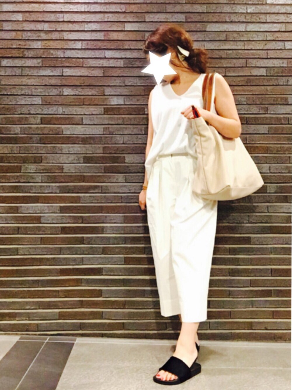「大人カジュアル、ホワイト、三角クリップ」｜「COLE HAANのアイテム（トートバッグ、ベージュ系）」を使った、aさん（レディース・164cm）の夏コーディネートの1枚目の写真