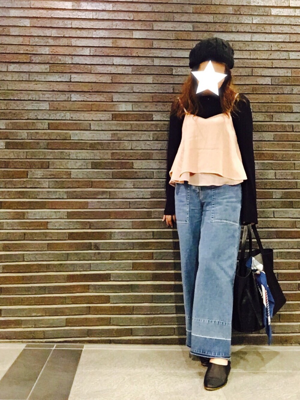 ピンク系のサロペット/オーバーオール、ブルー系のデニムパンツ、ブラック系のその他シューズを着用したレディースの秋コーディネートの1枚目の写真