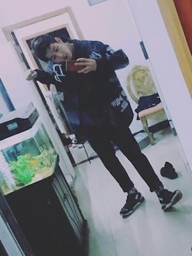 「H&M（エイチ・アンド・エム）のアイテム（マウンテンパーカー）」を使った、Simon Poonさん（メンズ・185cm）の冬コーディネート