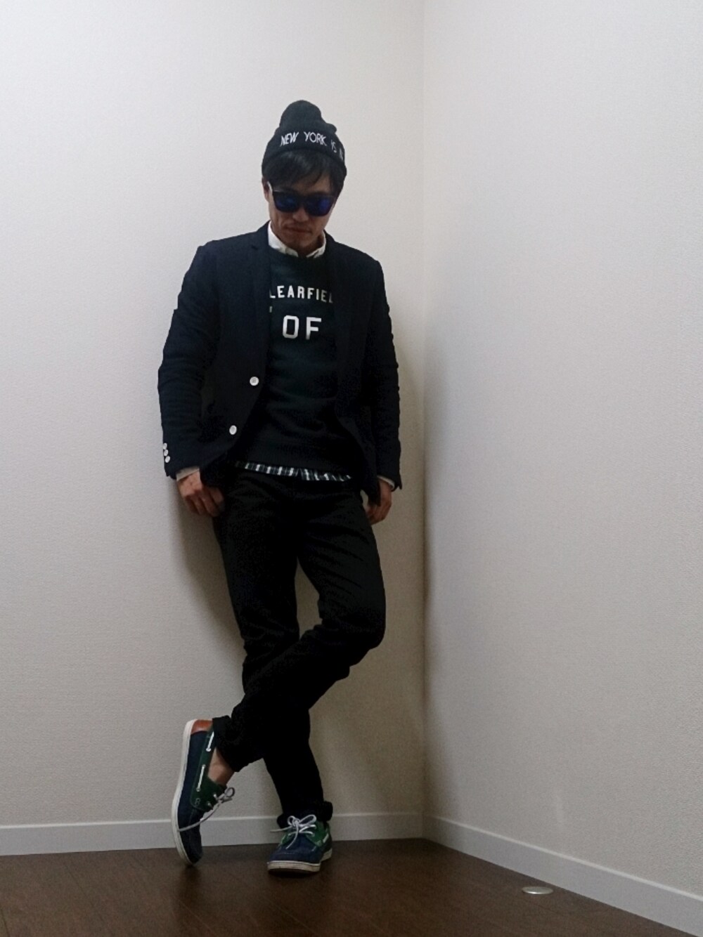 ブルー系のテーラードジャケット、グリーン系のニット/セーター、ブラック系のその他パンツを着用したメンズの秋コーディネートの1枚目の写真