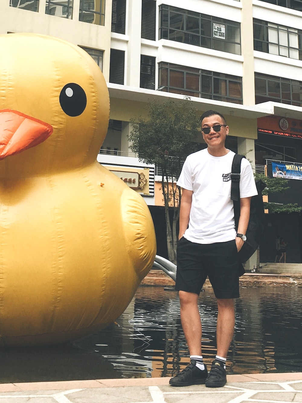 「Ray-Banのアイテム（サングラス、ブラック系）」を使った、Kevin Chong さん（メンズ・168cm）の秋コーディネートの1枚目の写真