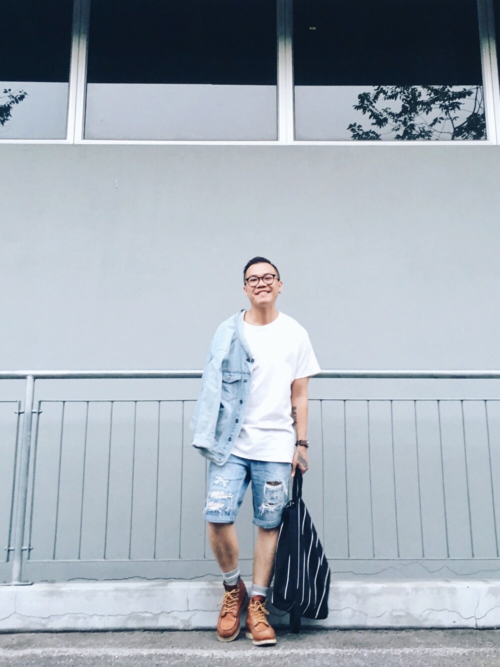 「TOPMANのアイテム（デニムジャケット、ブルー系）」を使った、Kevin Chong さん（メンズ・168cm）の秋コーディネートの1枚目の写真