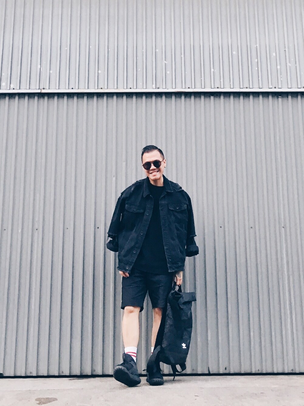 「TOPMANのアイテム（デニムジャケット、ブラック系）」を使った、Kevin Chong さん（メンズ・168cm）の秋コーディネートの1枚目の写真