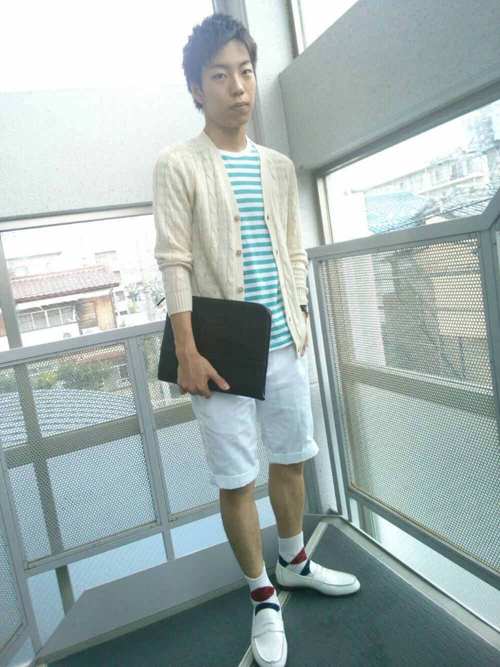 ホワイト系のパンプス、ブラック系のクラッチバッグ、ホワイト系のチノパンツを着用したメンズの夏コーディネートの1枚目の写真