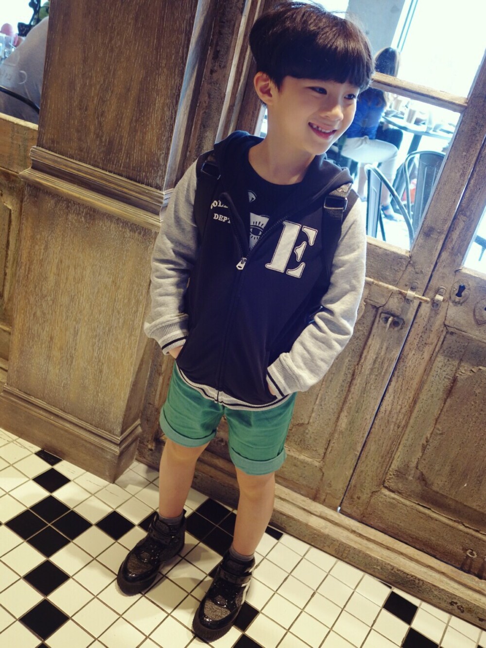 「Taiwan、TAIPEI、kids、ZARA、ZARA KIDS、休閒、黑色」｜「ZARA KIDSのアイテム（スタジャン、ブラック系）」を使った、lucasさん（キッズ・122cm）の春コーディネートの1枚目の写真
