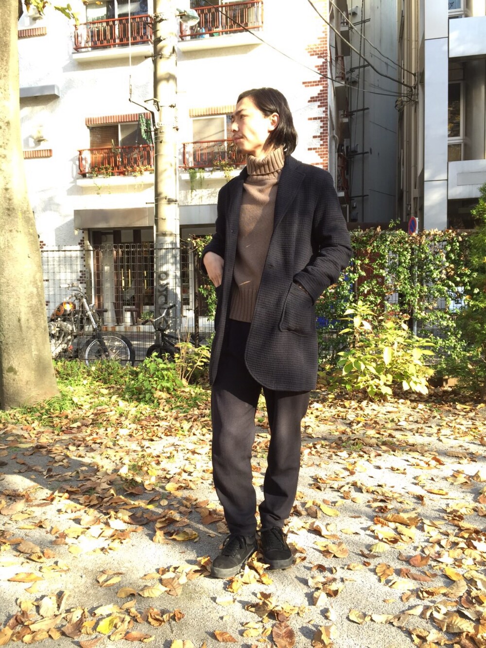「チェスターコート、タートルネック、Lui's、SUPERTHANKS」｜「SUPERTHANKSのSUPER THANKS(スーパー・サンクス)×Lui's限定 織り柄ウールチェスターコート（チェスターコート、ブルー系）」を使った、IHARA ISAOさん（メンズ・178cm）の冬コーディネートの1枚目の写真