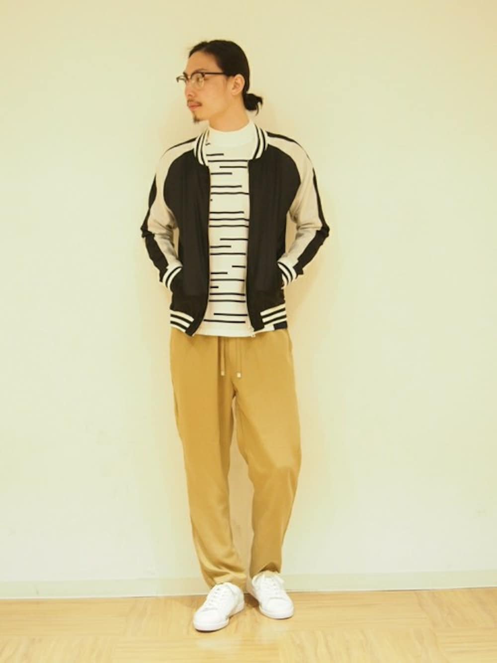 「スニーカー、スカジャン、ボーダー、ワイドパンツ、PUMA、春、Lui's」｜「Lui'sのLui's(ルイス) スカジャン（ブルゾン、ブラック系）」を使った、IHARA ISAOさん（メンズ・178cm）の春コーディネートの1枚目の写真