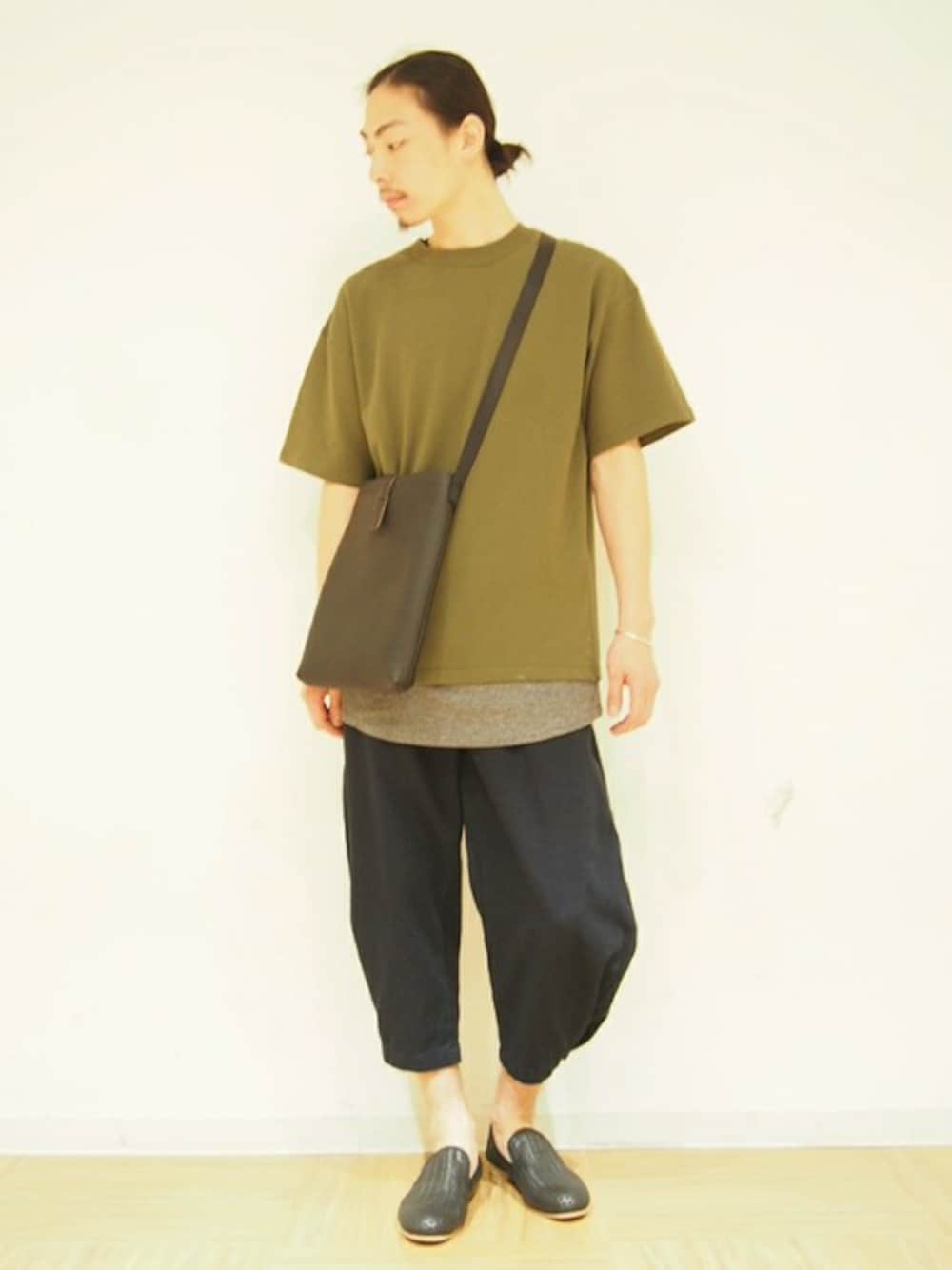 「重ね着、ショルダーバッグ、レイヤードスタイル、ワイドパンツ、ビックT、Lui's」｜「Lui'sの半袖スウェット（Tシャツ/カットソー、グリーン系）」を使った、IHARA ISAOさん（メンズ・178cm）の春コーディネートの1枚目の写真