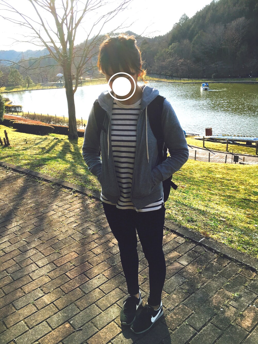 ブラック系のスニーカー、ブルー系のデニムパンツ、ホワイト系のTシャツ/カットソーを着用したレディースの春コーディネートの1枚目の写真