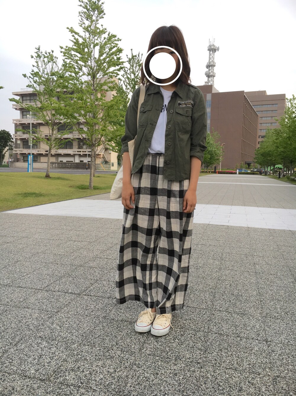 グリーン系のシャツ/ブラウス、ホワイト系のTシャツ/カットソー、その他のトートバッグを着用したレディースの春コーディネートの1枚目の写真