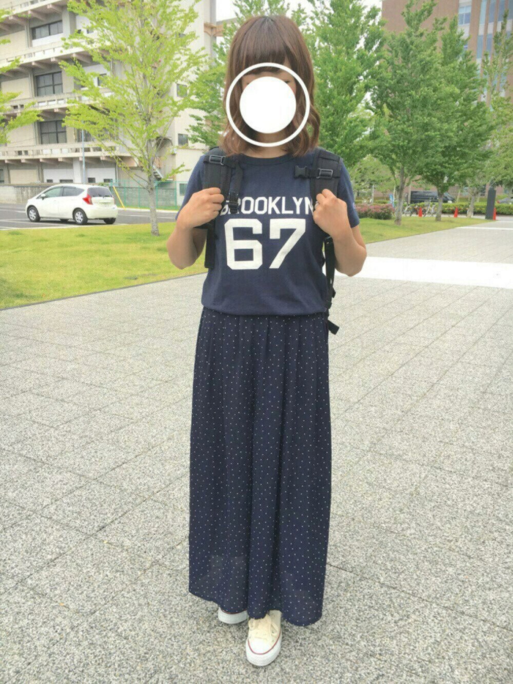 ベージュ系のスニーカー、ブルー系のTシャツ/カットソー、ブルー系のパンツを着用したレディースの夏コーディネートの1枚目の写真