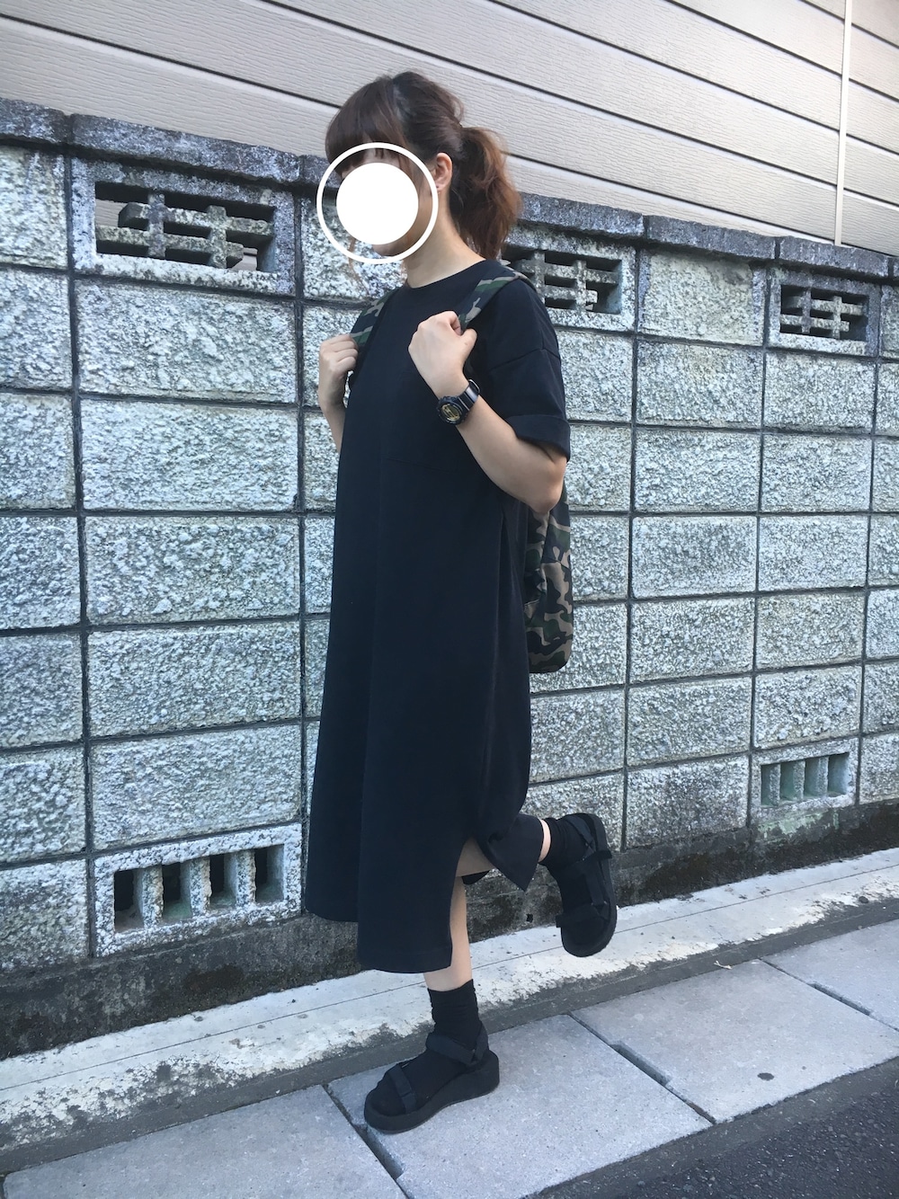 ブラック系のワンピース、ブラック系のサンダル、その他のバックパック/リュックを着用したレディースの夏コーディネートの1枚目の写真