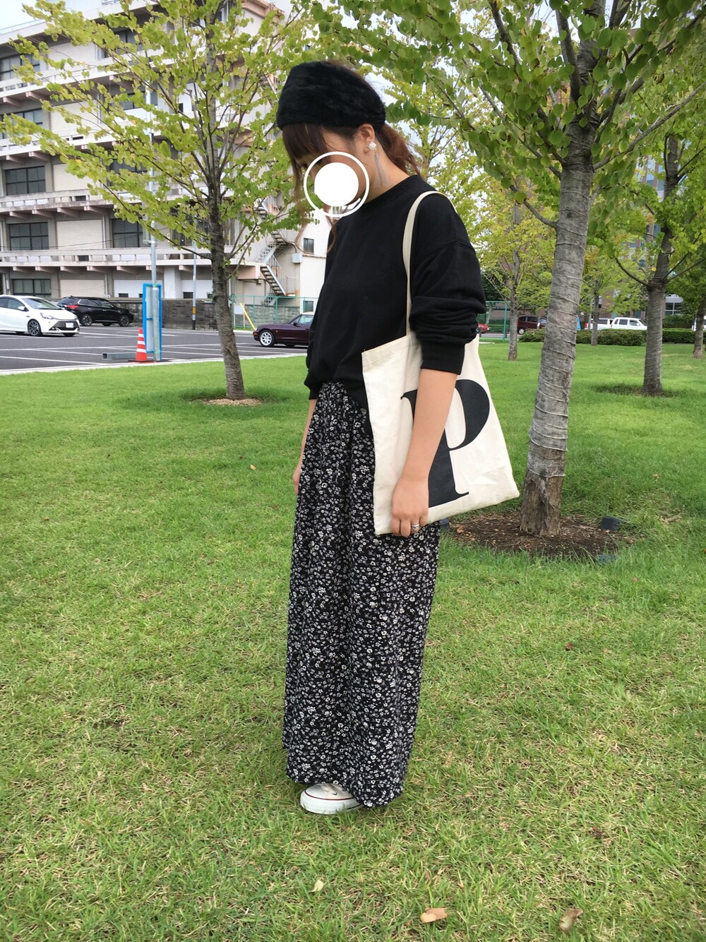 ブラック系のスウェット、ブラック系のその他パンツ、ベージュ系のスニーカーを着用したレディースの秋コーディネートの1枚目の写真