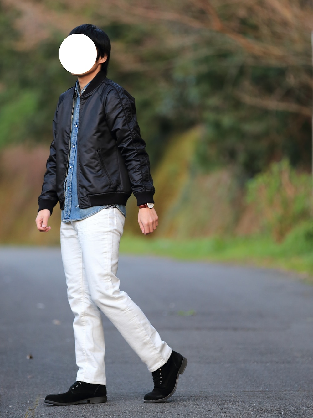 ブラック系のブルゾン、ホワイト系のその他パンツ、ブラック系のTシャツ/カットソーを着用したメンズの春コーディネートの1枚目の写真
