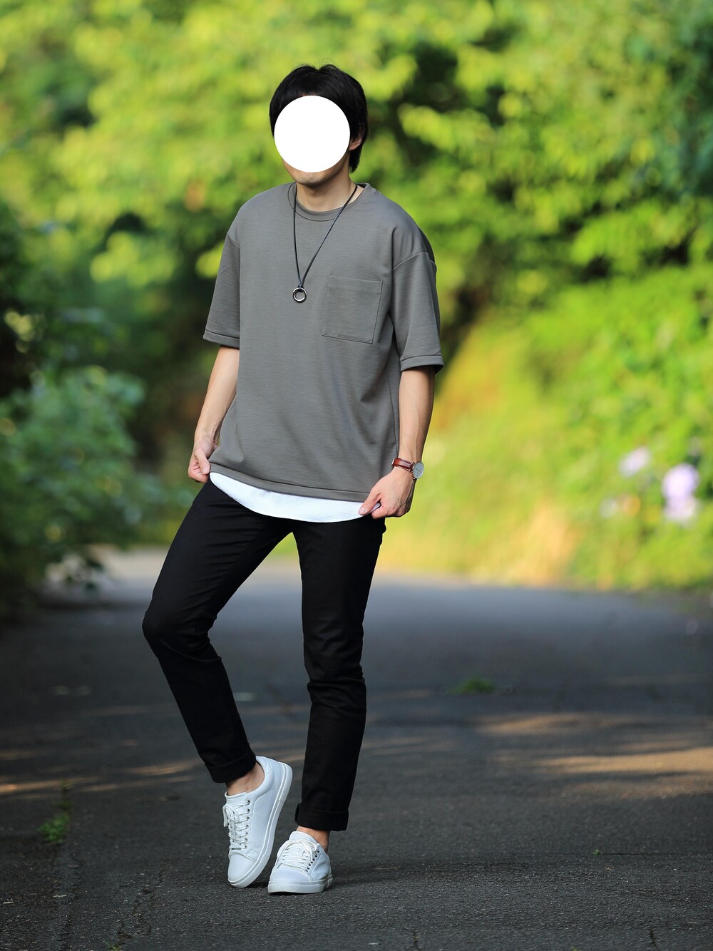 グリーン系のTシャツ/カットソー、ホワイト系のタンクトップ、ブラック系のその他パンツを着用したメンズの夏コーディネートの1枚目の写真