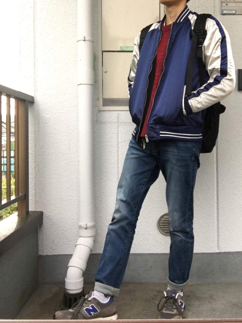 「秋のコーデ、トレンド、スカジャン、ジーパン、ニット帽、青、ハロウィン、ニューバランス、赤」｜「SEVENDAYS=SUNDAYのリバーシブルスカジャン（ブルゾン、ブルー系）」を使った、Macoさん（メンズ・178cm）の秋コーディネートの1枚目の写真